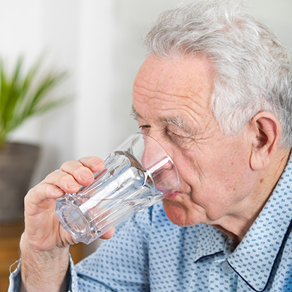 Boire de 1,5 l à 2 l d’eau par jour